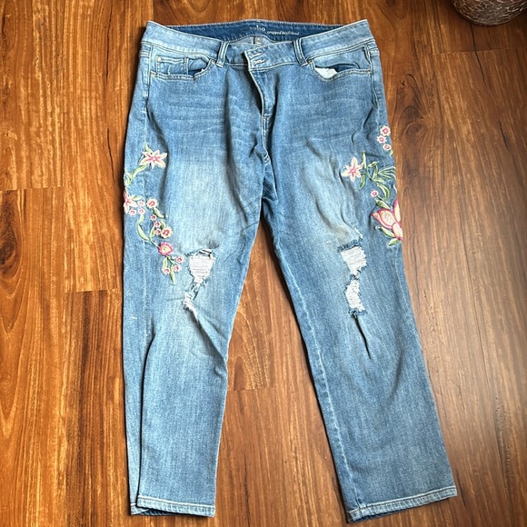 Soho Denim - Soho cropped boyfriend embroidered distressed jeans size 16